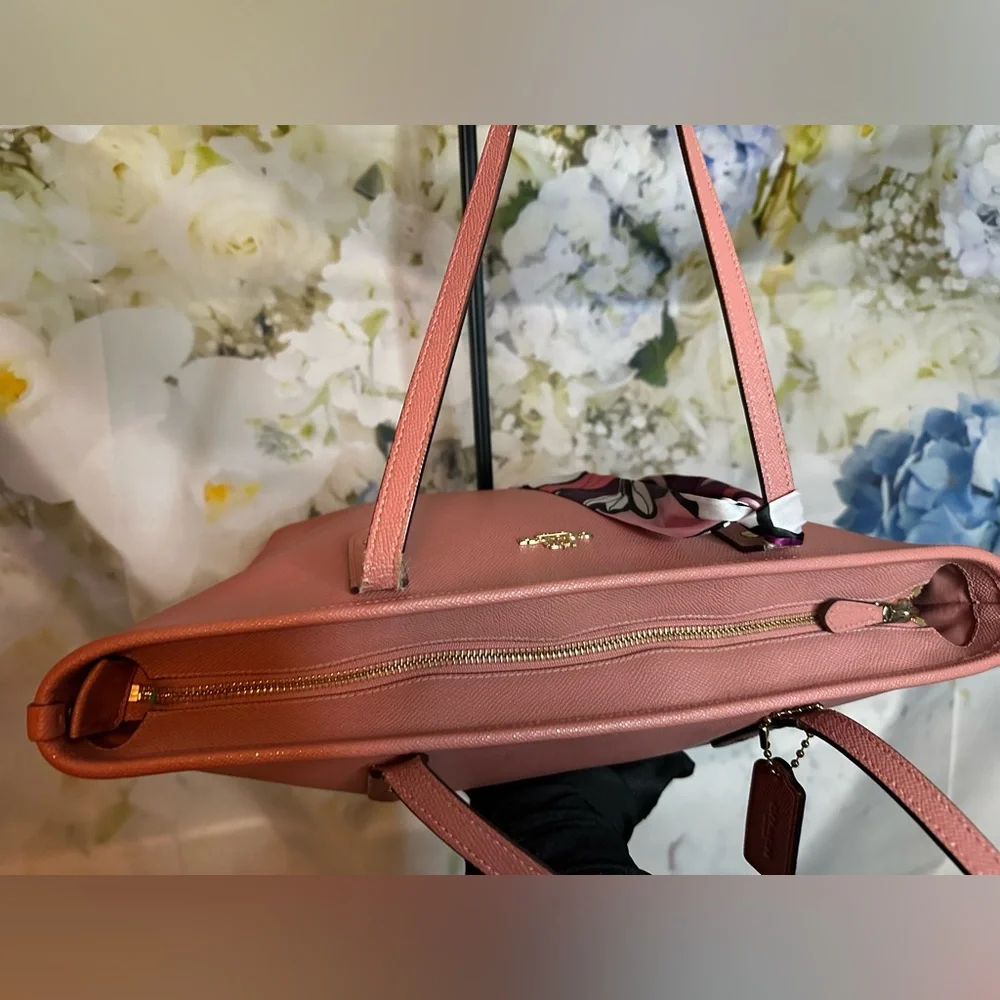 Coach Outlet light pink city zip tote GUC - Picture 9 of 16